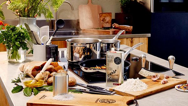 Gesloten keuken teller met diverse kookgerei, ingrediënten, en apparaten.